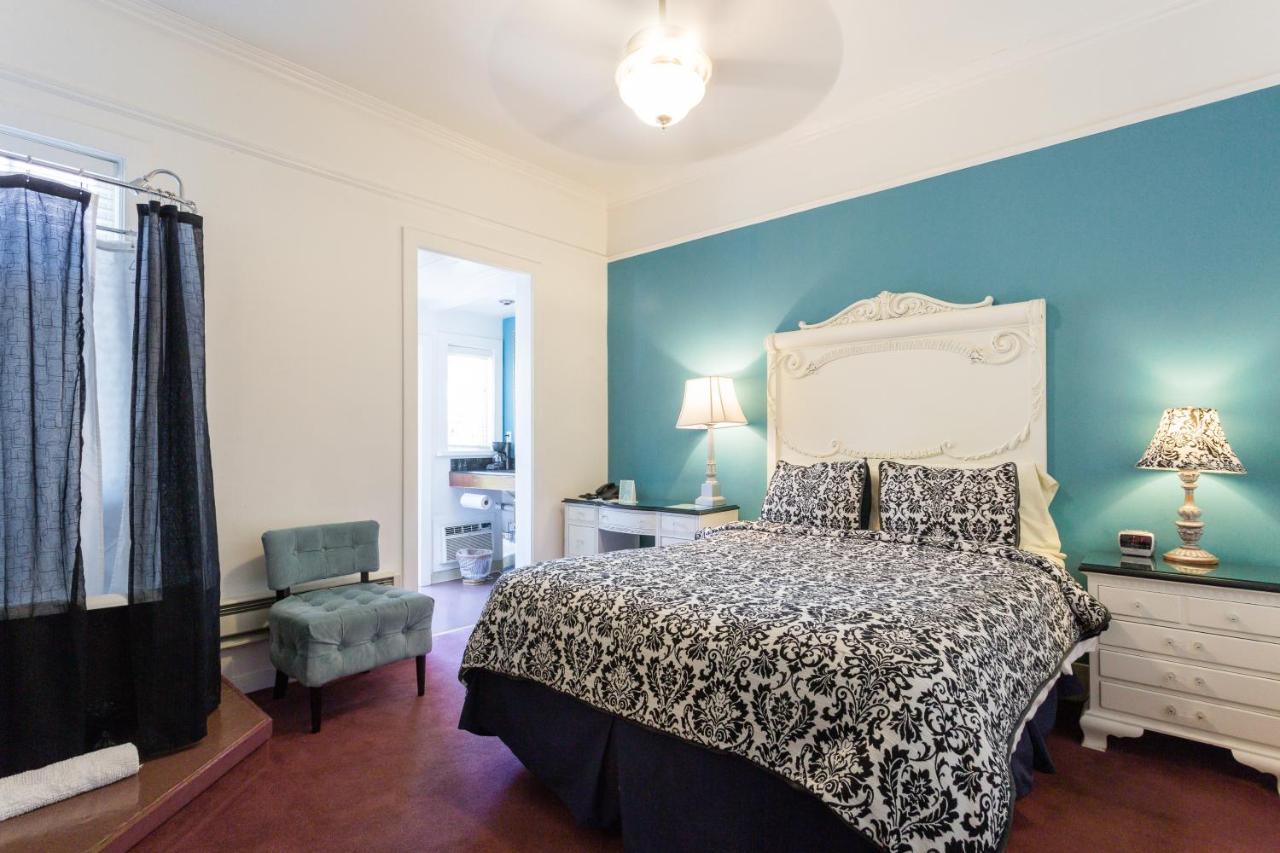 Honeymoon Room,1588351057:JPEG