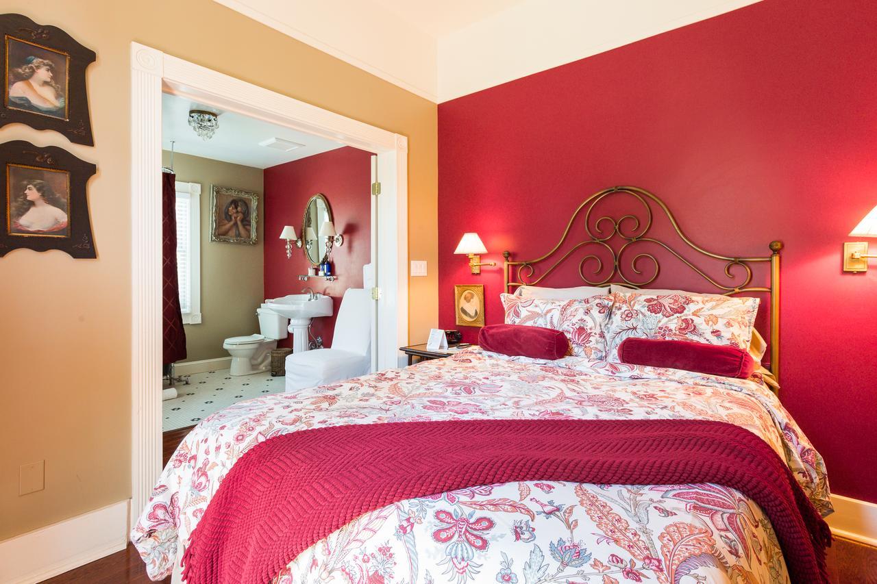 Bordello Room,1588351059:JPEG